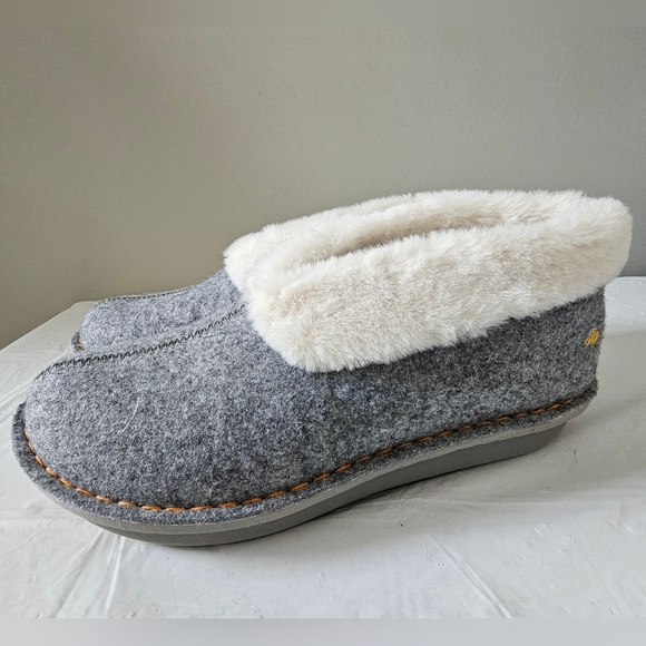 CLARKS Cloudsteppers Women's Gray Step Flow Low Indoor Outdoor Slippers - Picture 1 of 9